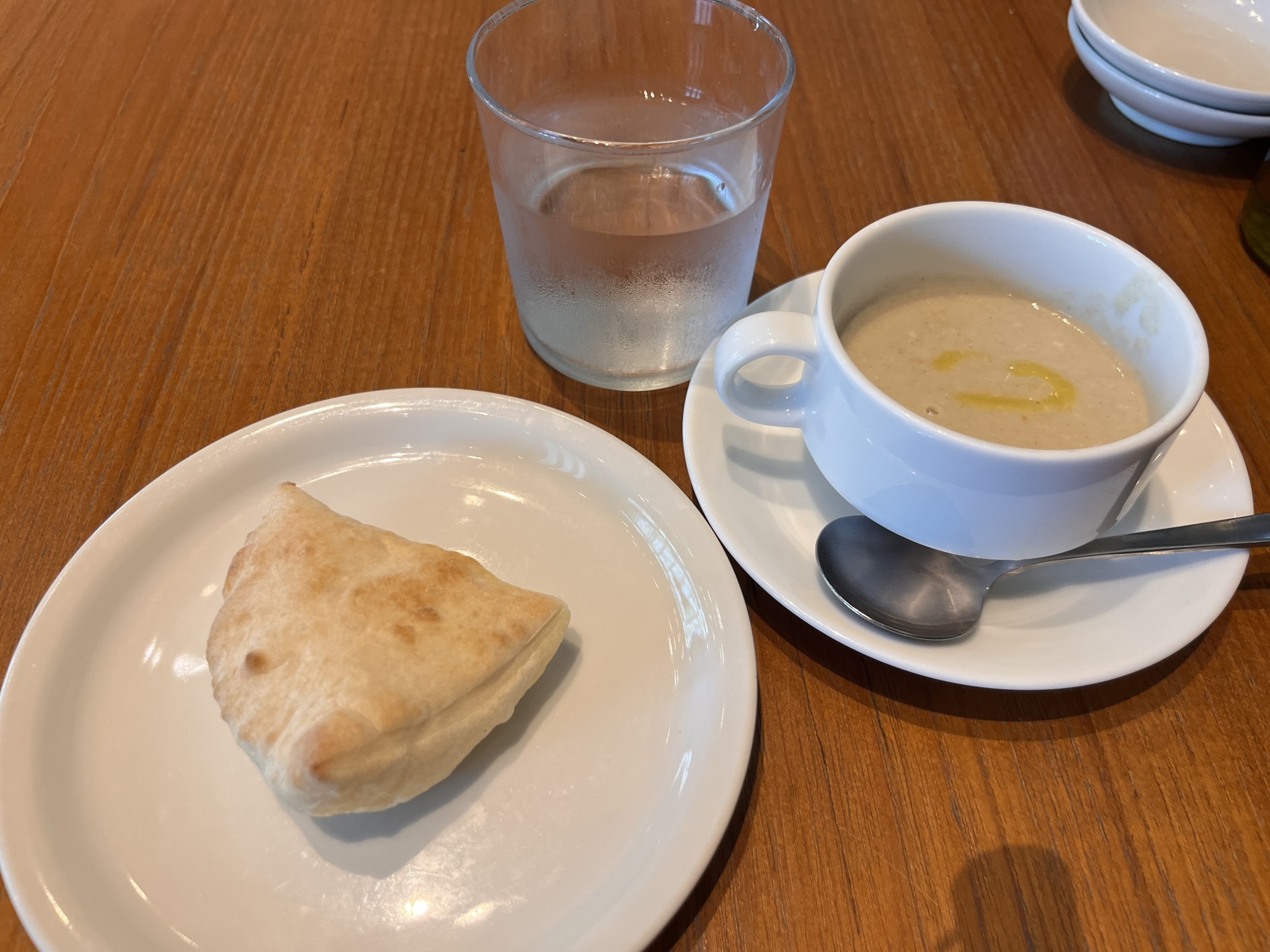 ごぼうのスープとおかわり自由のパン
